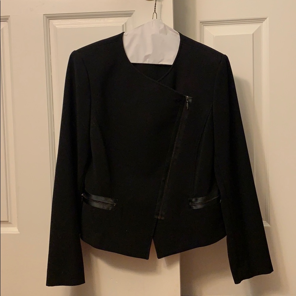 Black diagonal zip TAHARI blazer.
